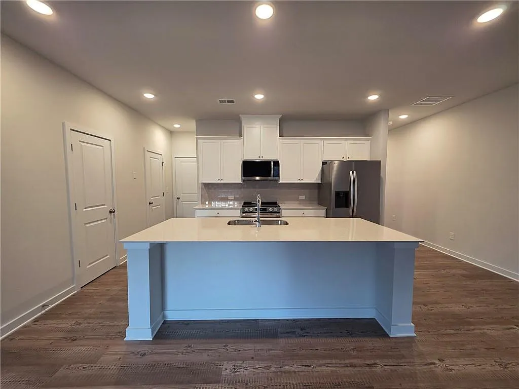3 bed, 2.5 bath, 2025 sqft, $2,400 — Photo 3