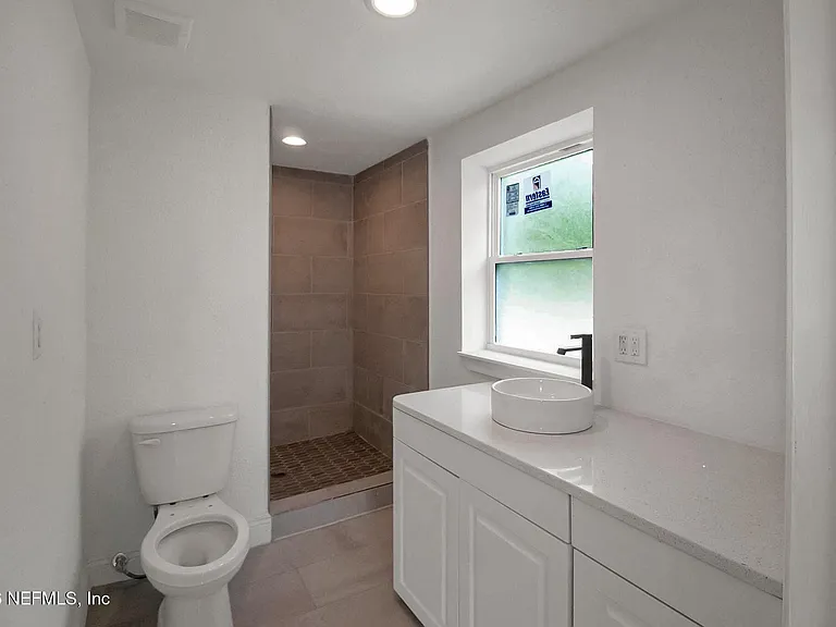 1422 Stafford St — Photo 8
