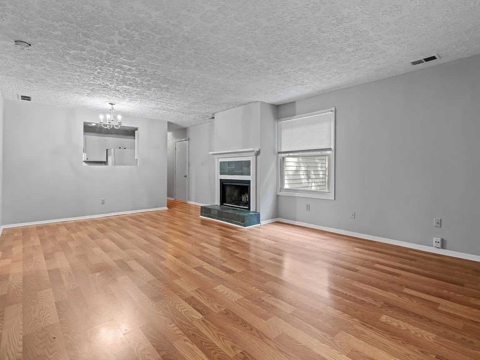3 bed, 1300 sqft, $1,695 — Photo 3