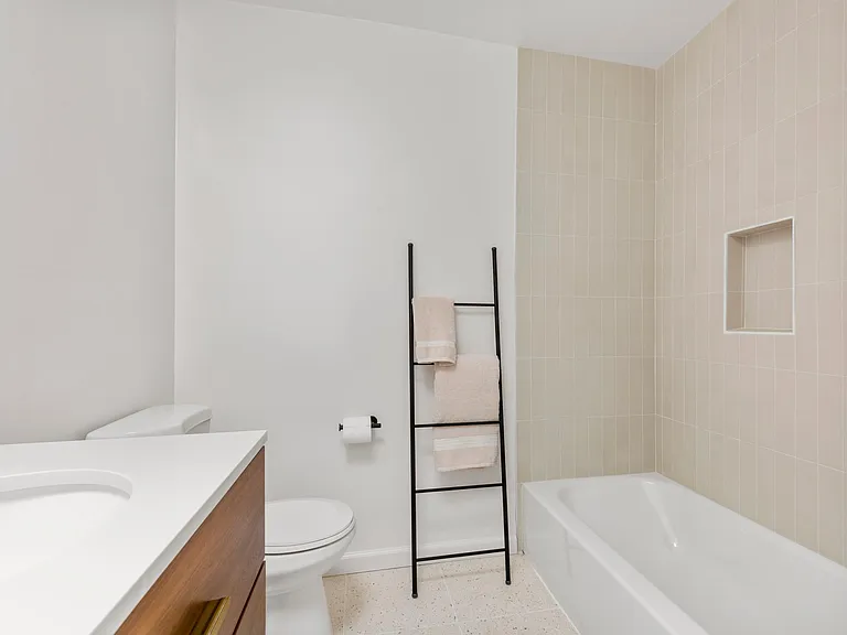 1107 E 3rd St #8 — Photo 7
