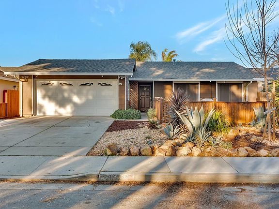 3rd image of 2876 Plumas Dr