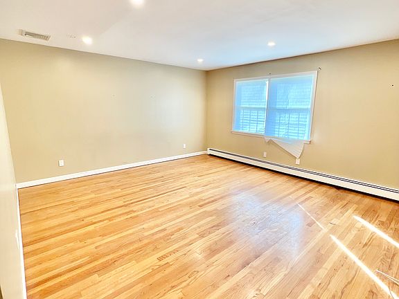 3rd image of 814 Carpenter Pl Floor 2