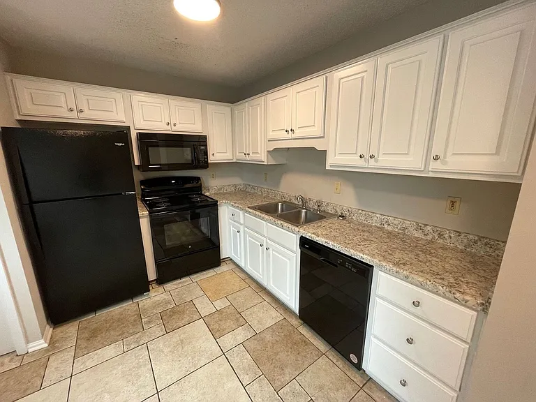2165 S Milledge Ave #E5 — Photo 6