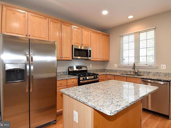 3rd image of 9 Castle Garden Ct