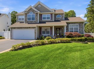 15 Scenicview Crescent, Manorville, NY 11949