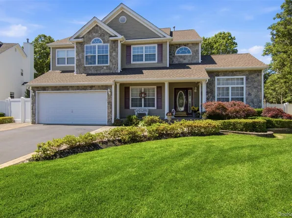 15 Scenicview Crescent, Manorville, NY 11949
