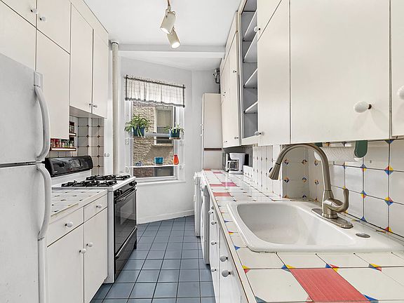 2nd image of 50 W 96th St APT 6D