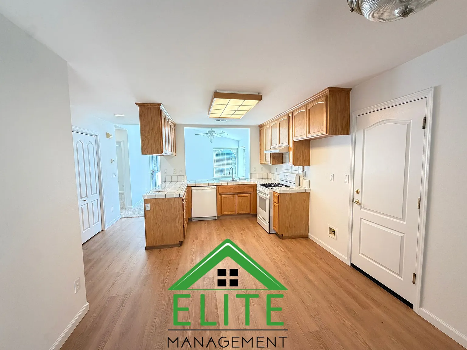 1 bed, 1.5 bath, 944 sqft, $2,100 — Photo 3