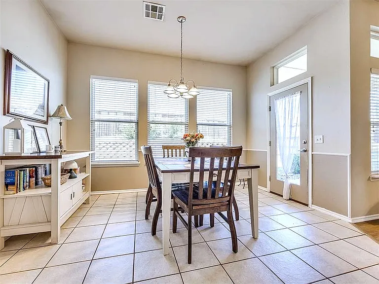 516 Woodsong Dr — Photo 10