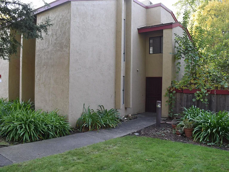 47 Redwood Ct — Photo 3