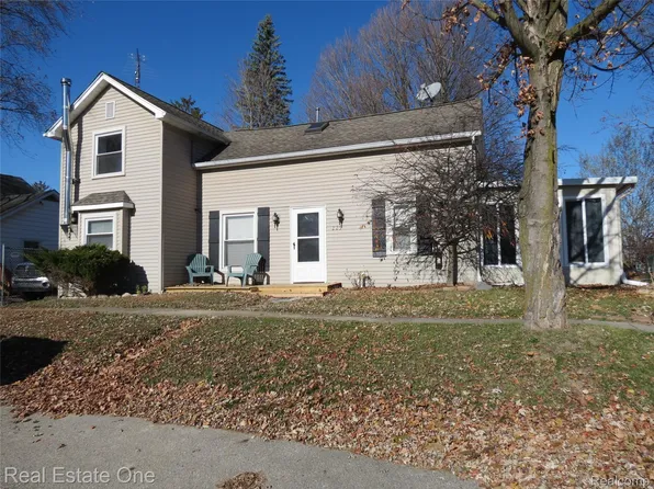 225 South St, Fowlerville, MI 48836