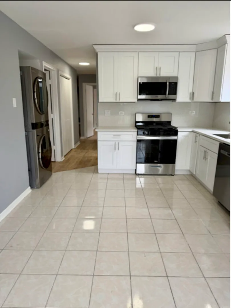 3 bed, 1100 sqft, $2,800 — Photo 2