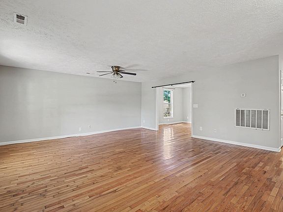 3rd image of 718 Live Oak St