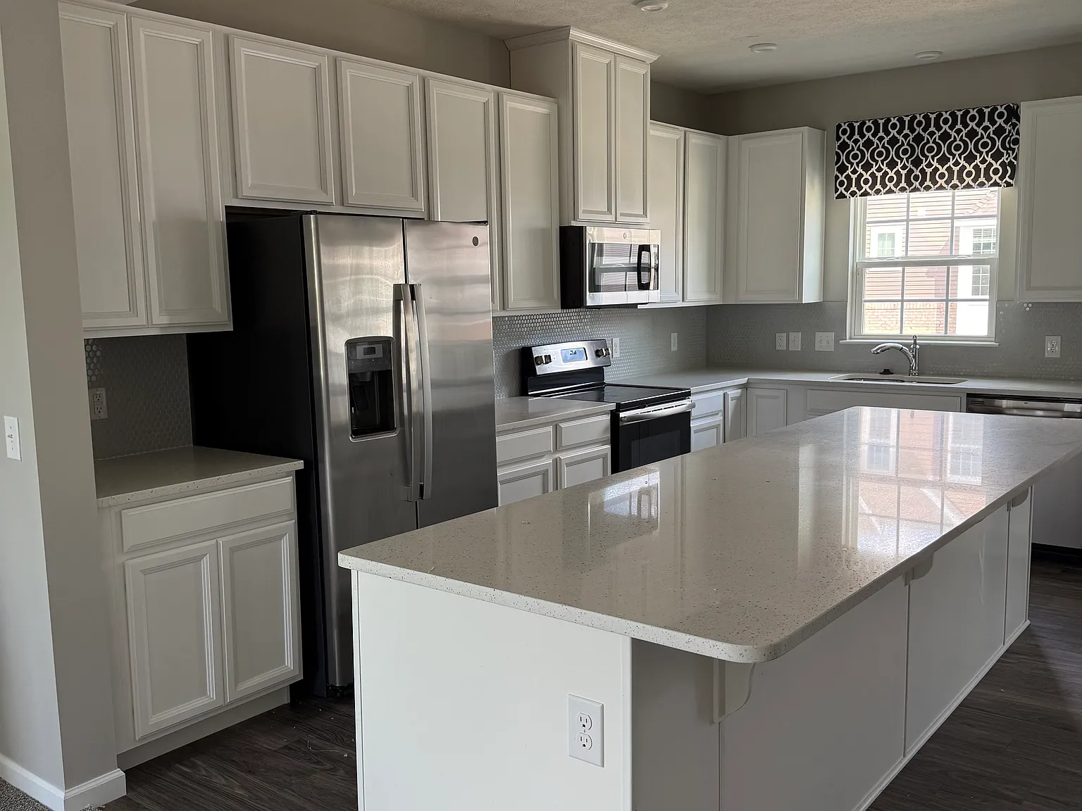 3 bed, 1728 sqft, $2,400 — Photo 2