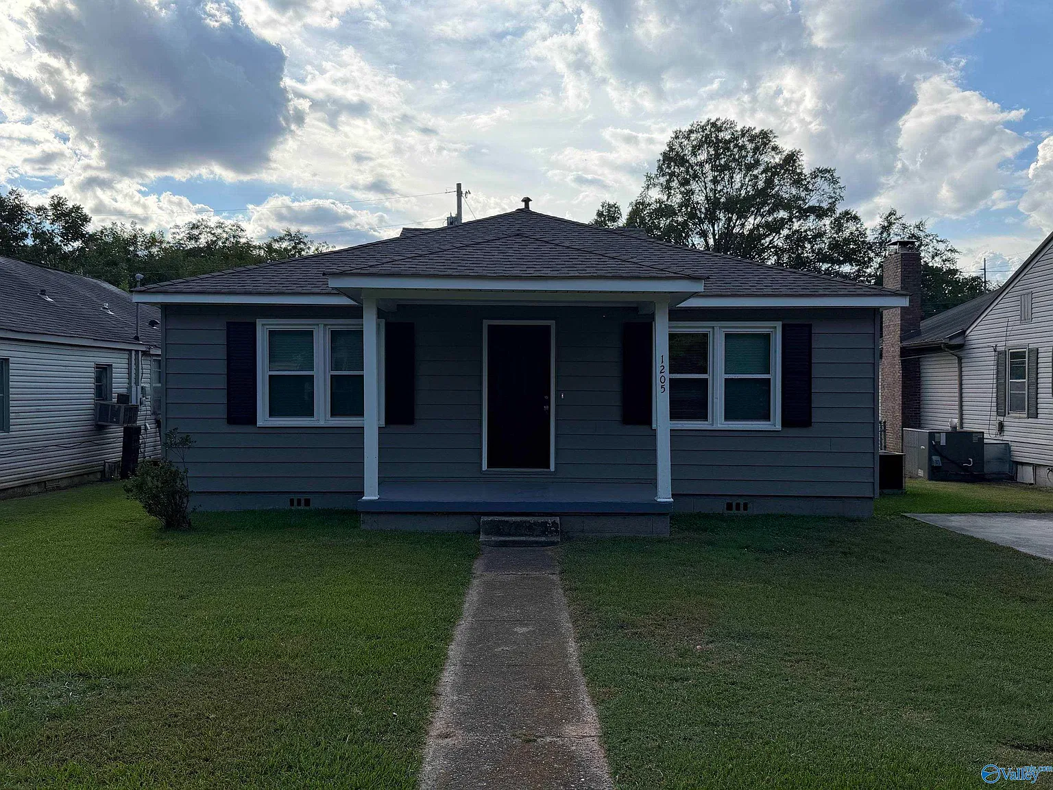 3 bed, 1.0 bath, 1096 sqft, $1,200 — Photo 1