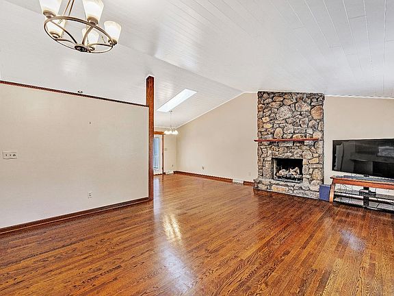 5th image of 108 Minuteman Dr
