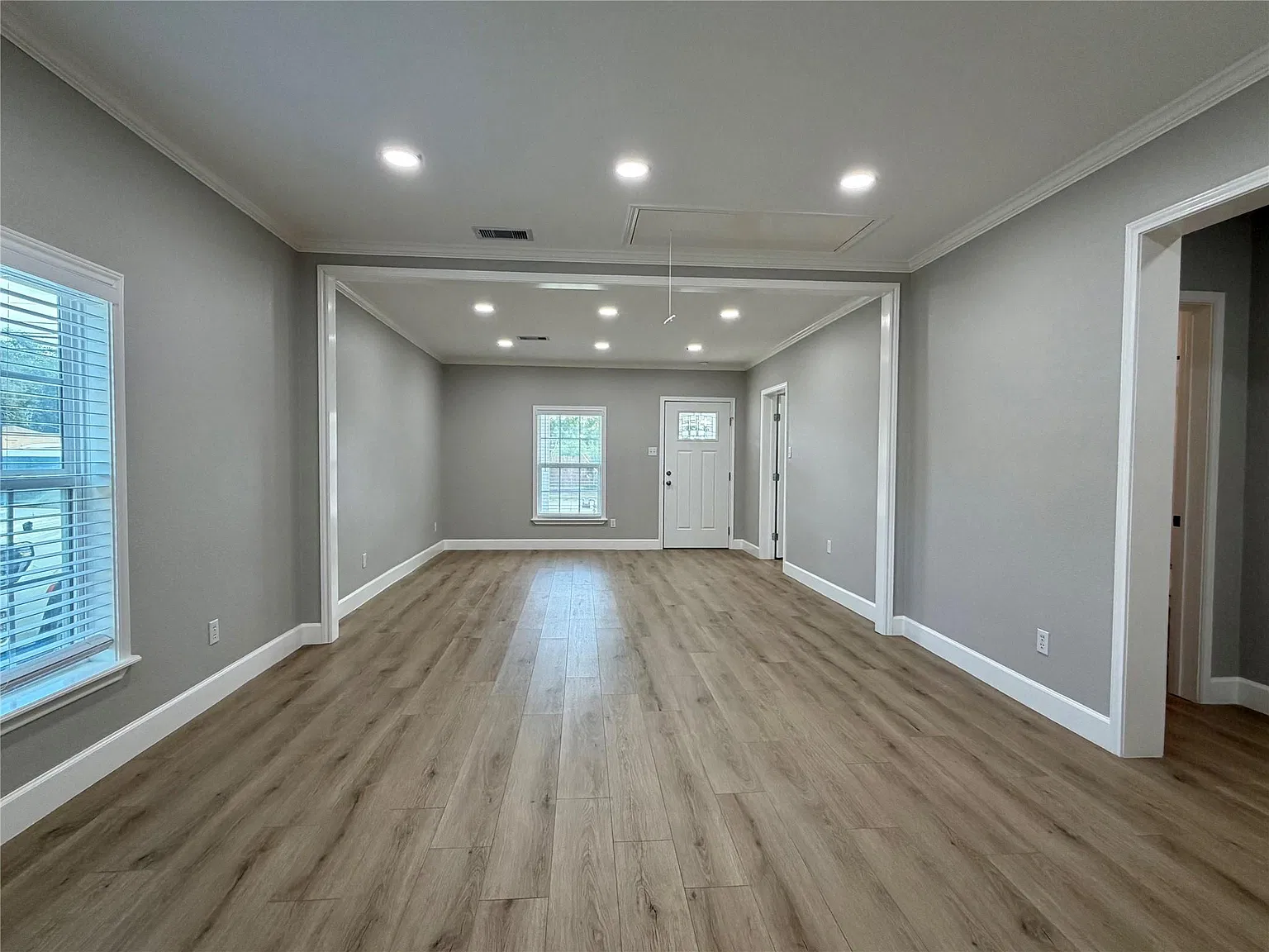 3 bed, 1.0 bath, 1054 sqft, $1,695 — Photo 4
