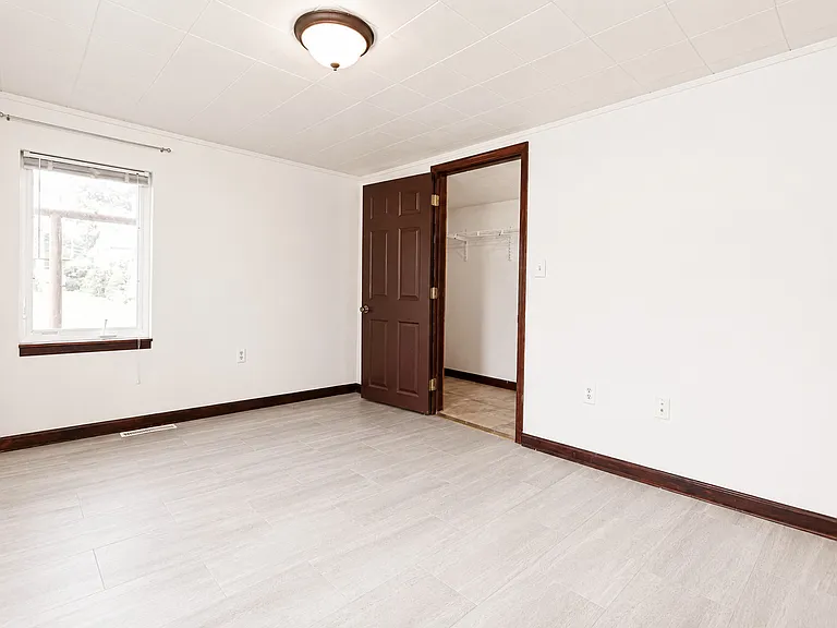 312 E North St — Photo 11
