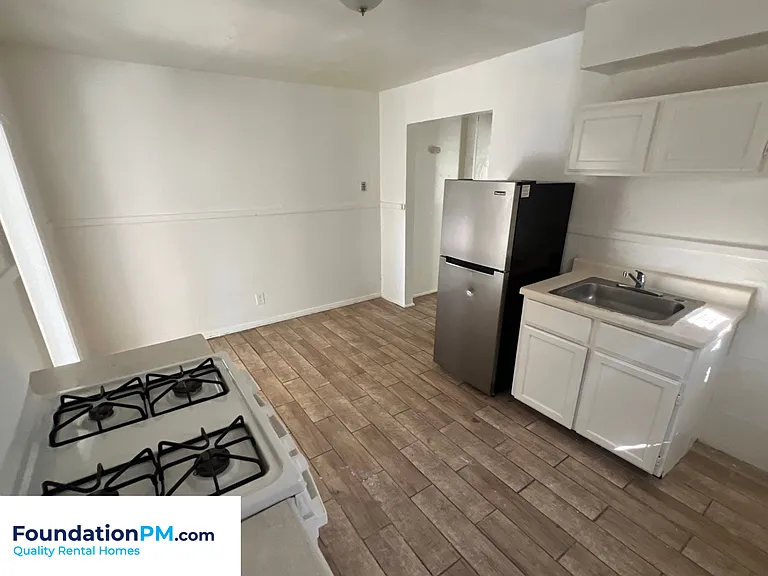 2320 E Warren St — Photo 5