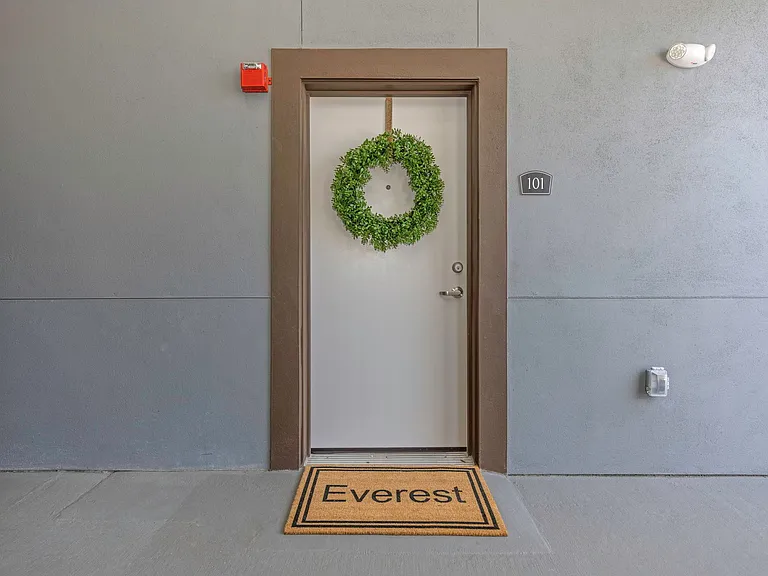 Everest Largo Apartments — Photo 18