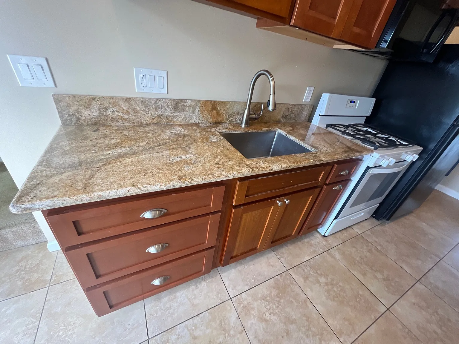 4 bed, 1200 sqft, $5,500 — Photo 2