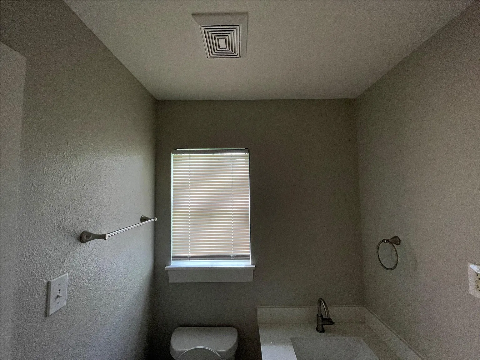 2 bed, 1.0 bath, 1560 sqft, $1,375 — Photo 4