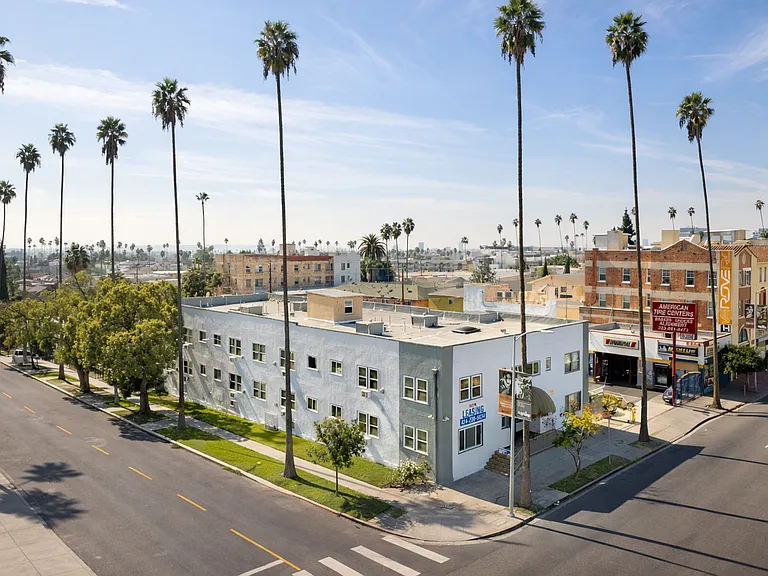 5200 Hollywood Blvd — Photo 9