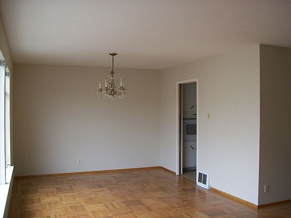 5th image of 368 Chester Ave