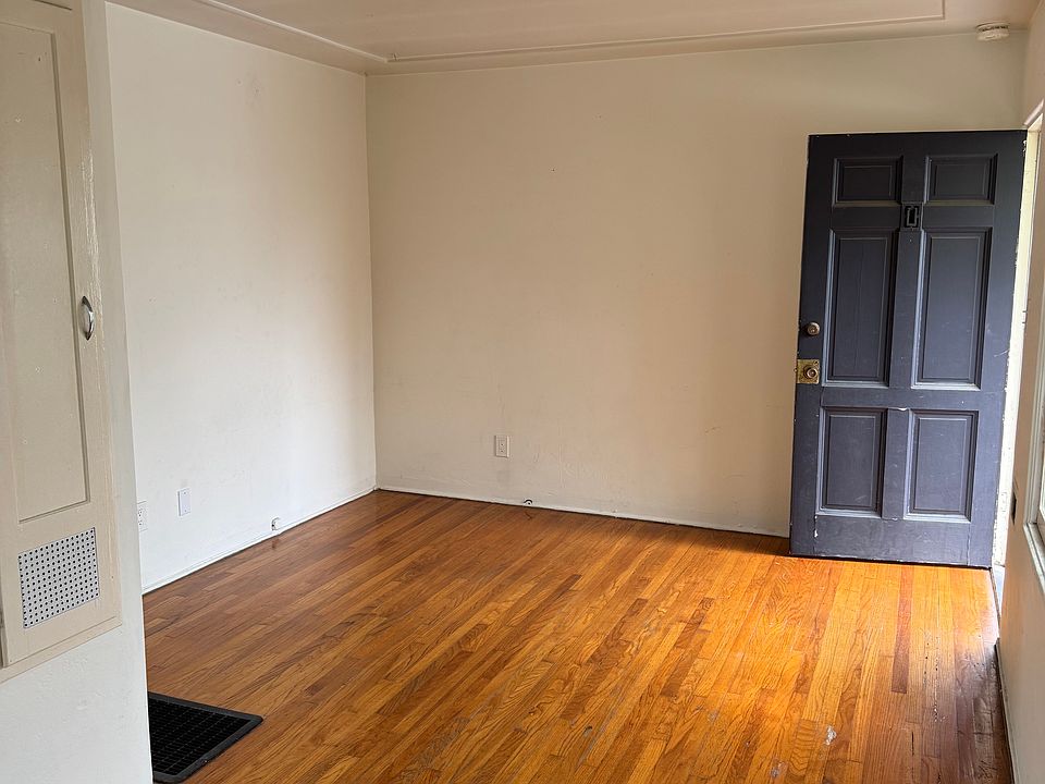Living Room/Dining Area