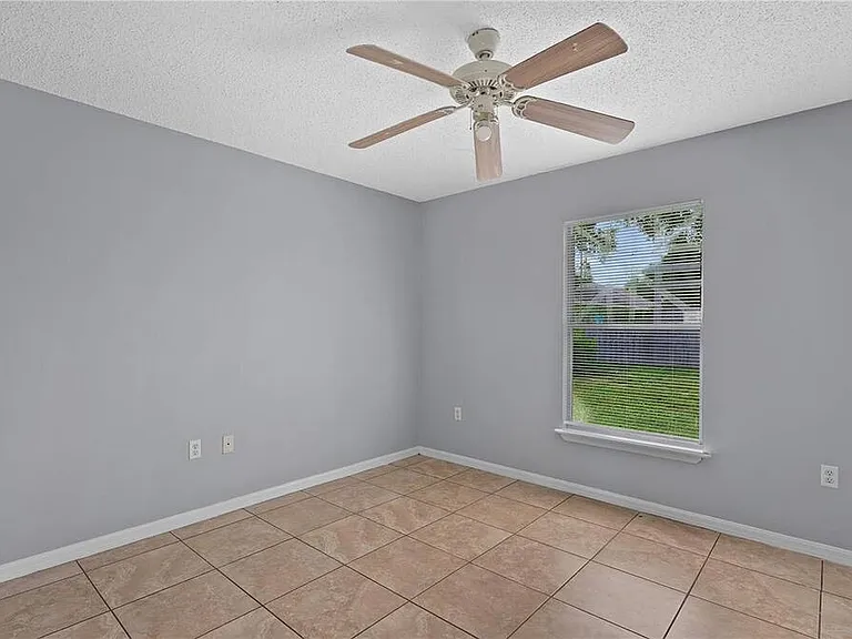 568 Kingfisher Dr — Photo 2