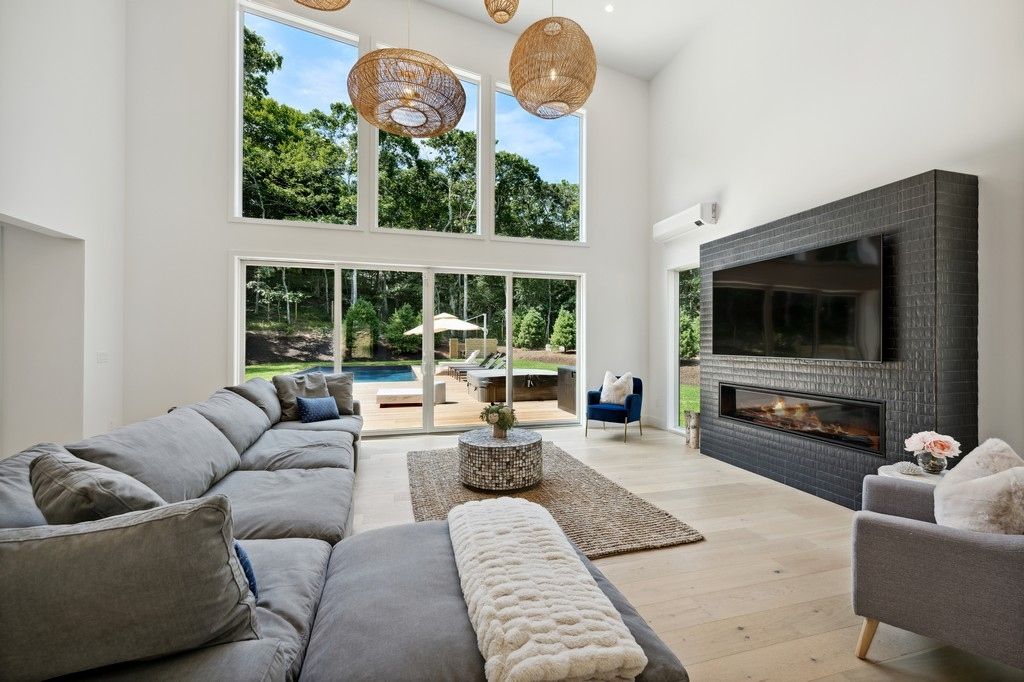 Living with fireplace and high ceilings