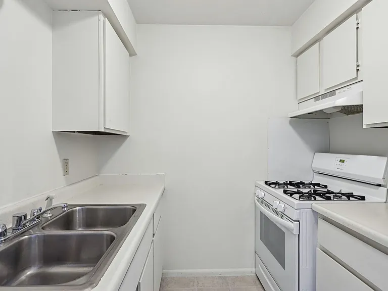 Mayfair Apartments — Photo 17