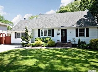 620 Centre Ave, Lindenhurst, NY 11757