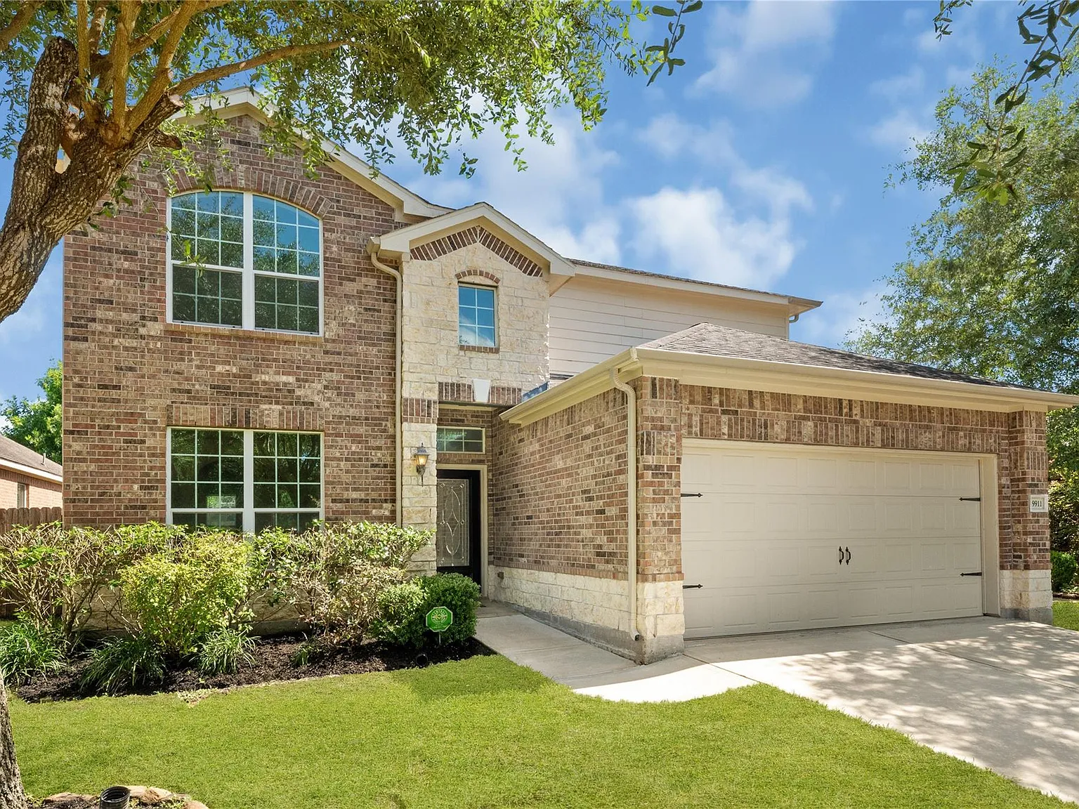 4 bed, 2.5 bath, 2491 sqft, $2,350 — Photo 2