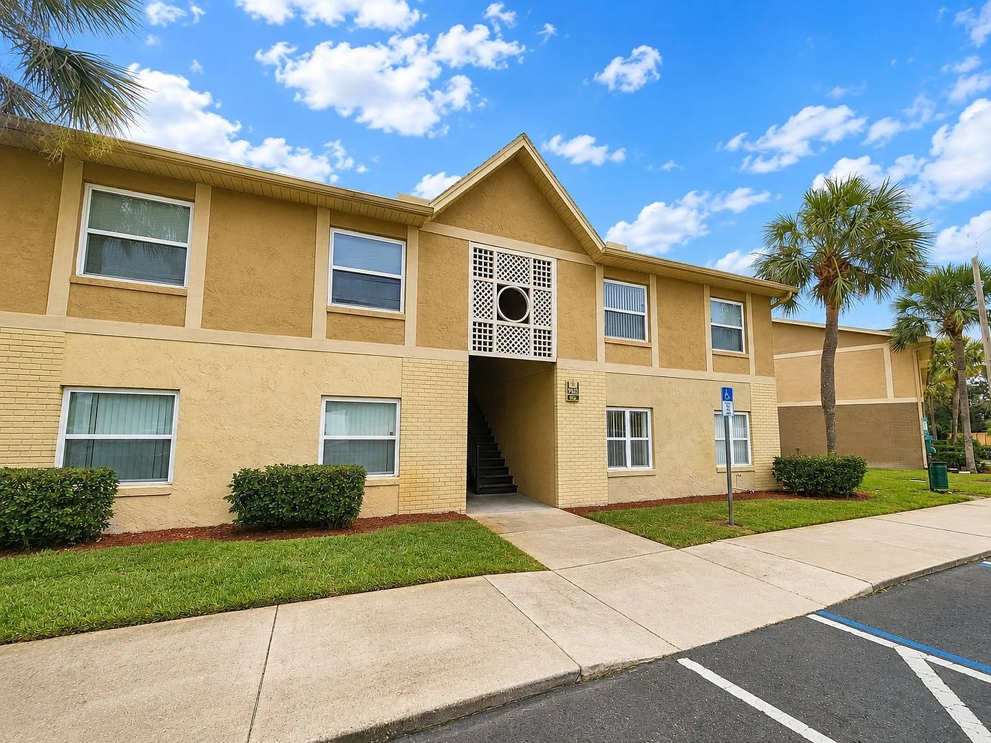 2 Bedroom 2 baths Condo at Hawthorn Village, Orlando, Florida — Photo 1