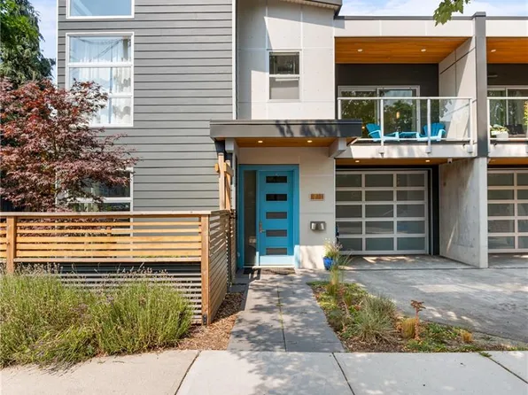 1704 Coronation Ave, Victoria, BC V8R 1X2