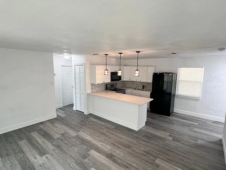 1085 Cleveland St — Photo 9