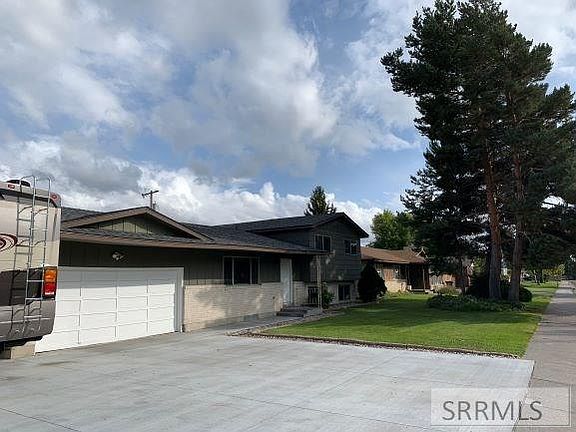 3rd image of 1925 Tiffany Dr