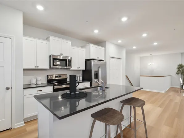 10242 Birchwood Cir, Victoria, MN 55318