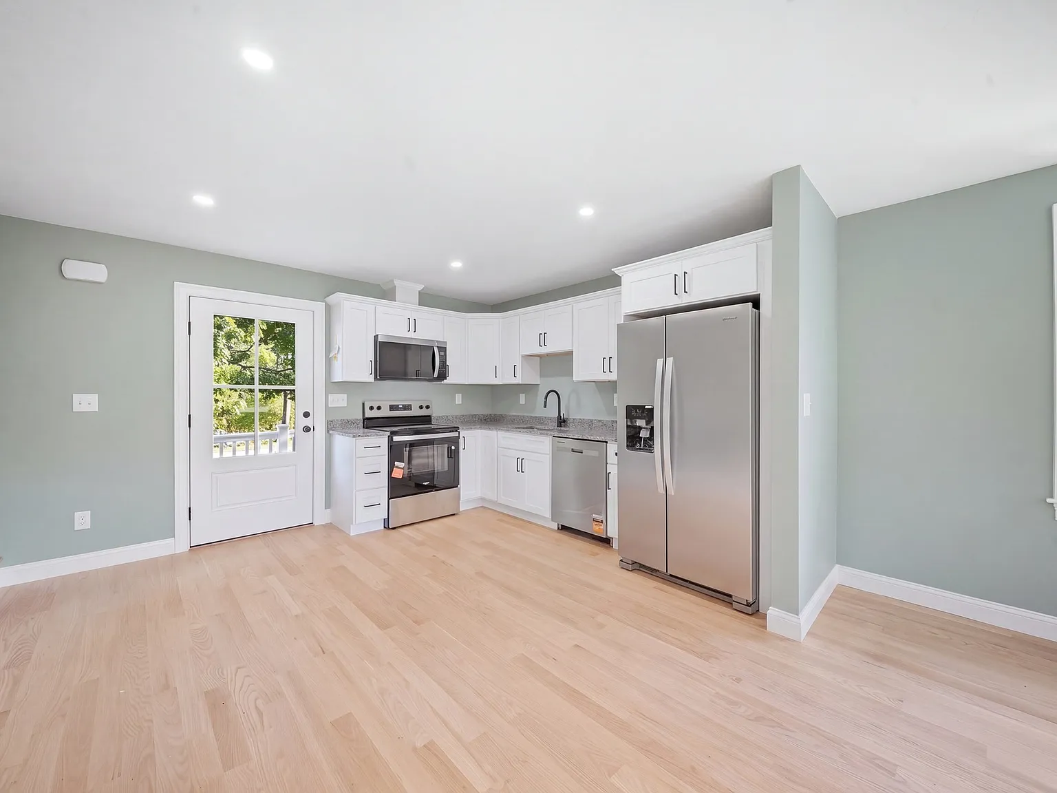 2 bed, 1.0 bath, 900 sqft, $3,000 — Photo 2