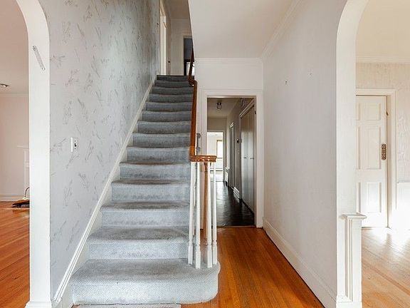 3rd image of 8225 Surrey Pl