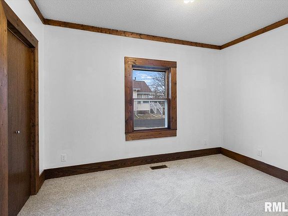 5th image of 1008 N Van Buren St