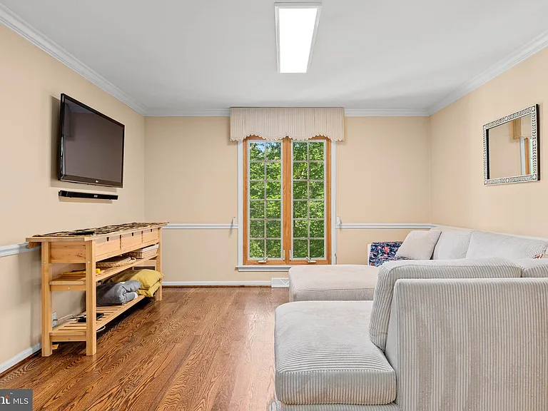 644 Robinson Ln — Photo 21