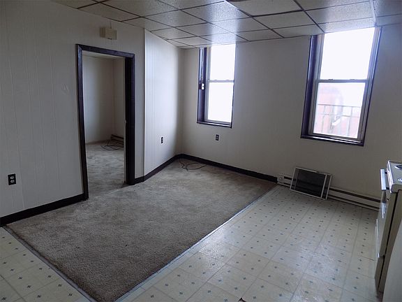 3rd image of 996 Jefferson Ave APT 22