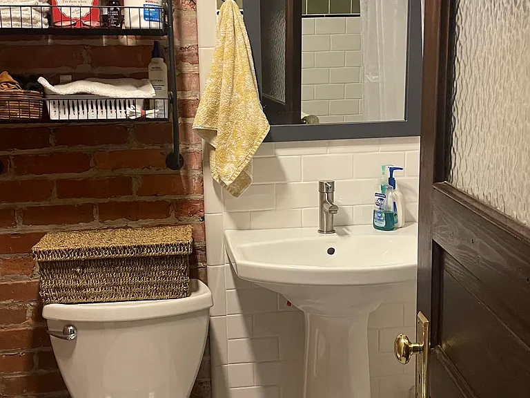 Modern full size bathroom.