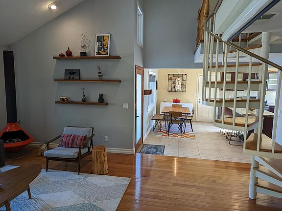 5th image of 2622 Manhattan Ave