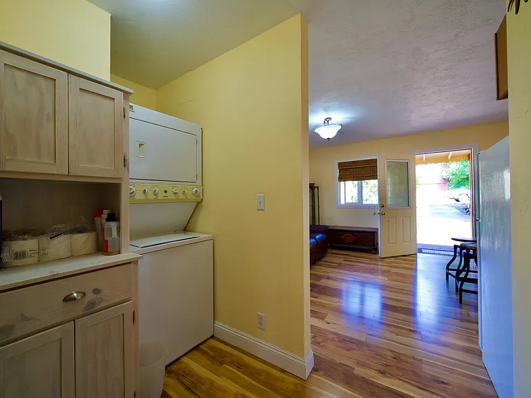 224 Winona Ave — Photo 11