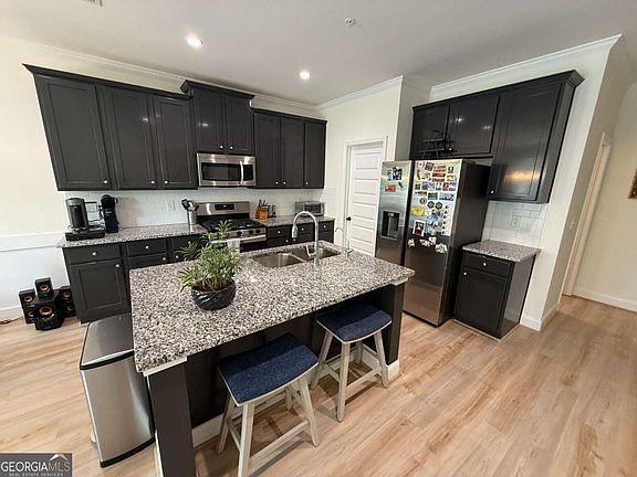 5th image of 379 Cherryhill Ln
