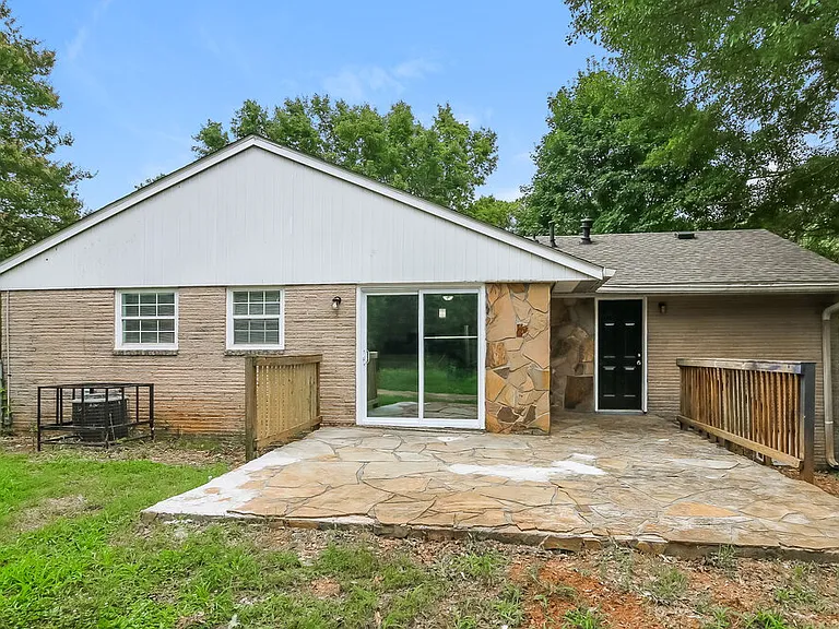 558 Wavelyn Way — Photo 16