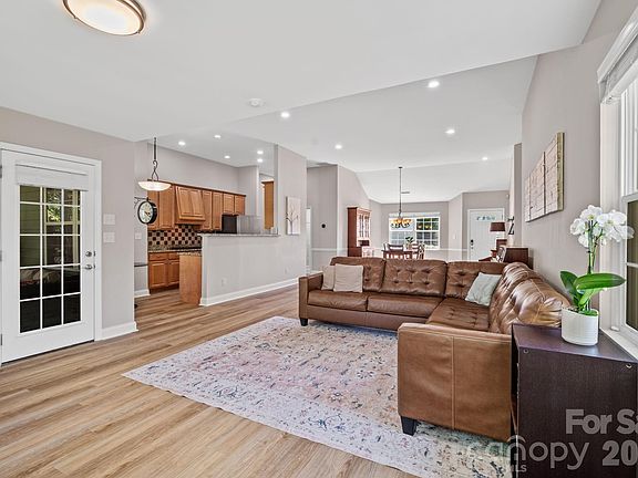 3rd image of 82 Grove End Rd